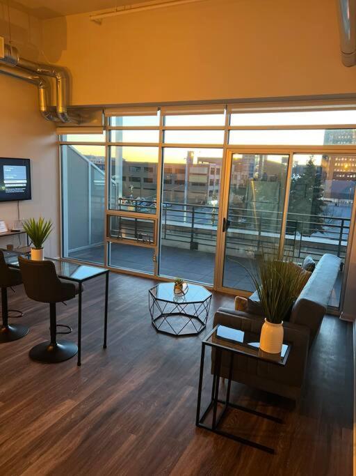 Apt Downtown With View Detroit